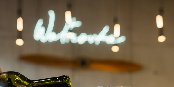 Lahev bílého, růžového nebo červeného vína a tapas pro 2 osoby v kavárně a vinárně Kofínno