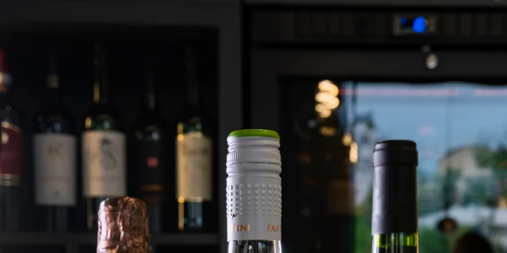Lahev bílého, růžového nebo červeného vína a tapas pro 2 osoby v kavárně a vinárně Kofínno