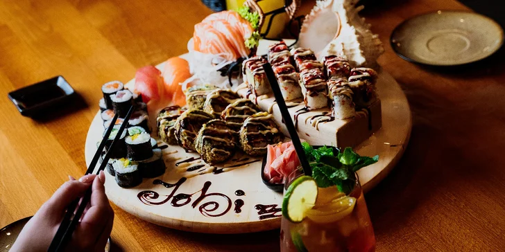 Set 34 či 54 ks sushi: maki, nigiri i další rolky podávané na suchém ledu