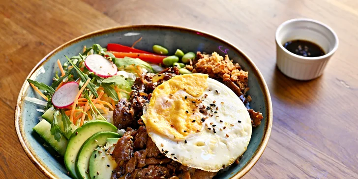 Limonády, koktejly a poke bowl s shishou či asijské menu pro dva na Vinohradech