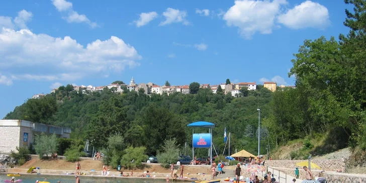 Chorvatská dovolená na ostrově Krk: polopenze, hotel 50 m od moře, sportovní aktivity