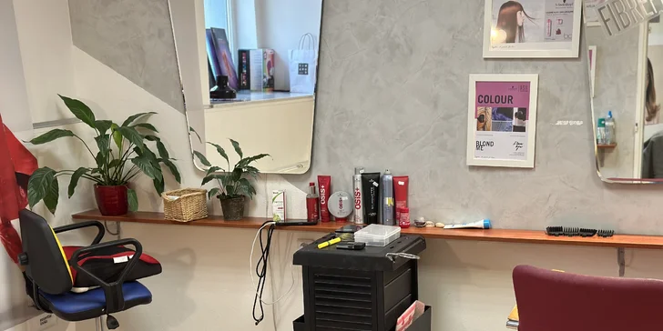 Dámský střih včetně regenerace a stylingu s možností barvení v Nuslích
