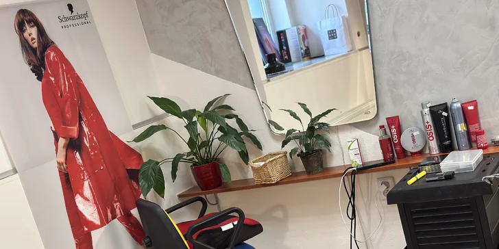 Dámský střih včetně regenerace a stylingu s možností barvení v Nuslích