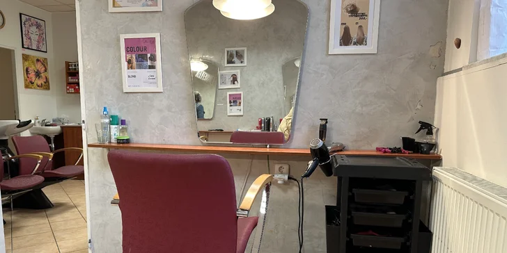 Dámský střih včetně regenerace a stylingu s možností barvení v Nuslích