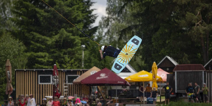 Wakeboarding pro 2–4 osoby na Hnačovském rybníku: hodina zábavy včetně instruktáže