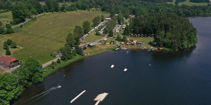 Wakeboarding pro 2–4 osoby na Hnačovském rybníku: hodina zábavy včetně instruktáže