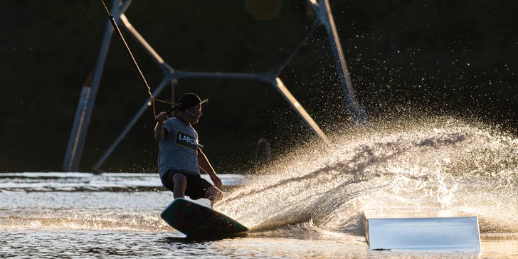 Wakeboarding pro 2–4 osoby na Hnačovském rybníku: hodina zábavy včetně instruktáže