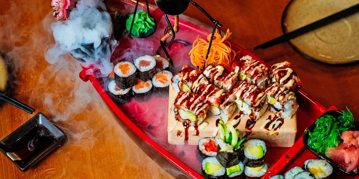 Set 34 či 54 ks sushi: maki, nigiri i další rolky podávané na suchém ledu