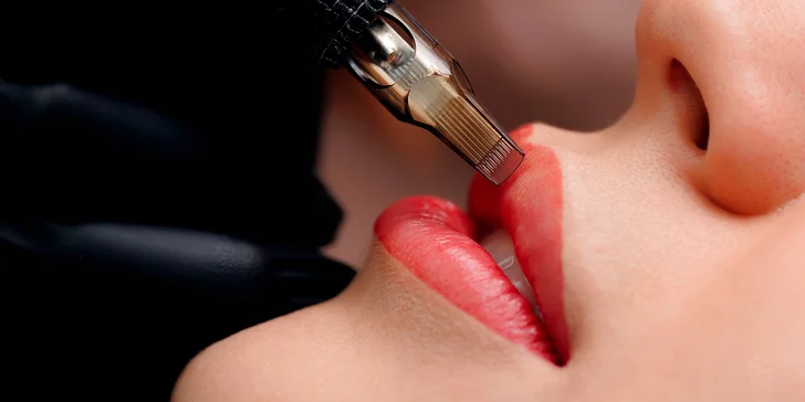 Permanentní make-up rtů Ombre lips nebo obočí vybranou metodou