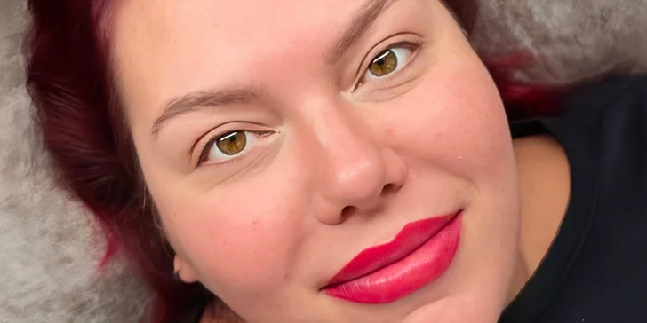 Permanentní make-up rtů Ombre lips nebo obočí vybranou metodou