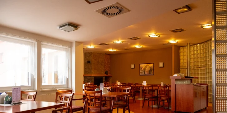 Namíchaný hovězí tatarský biftek s topinkami i se dvěma pivy Pilsner Urquell