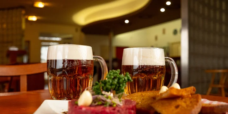 Namíchaný hovězí tatarský biftek s topinkami i se dvěma pivy Pilsner Urquell