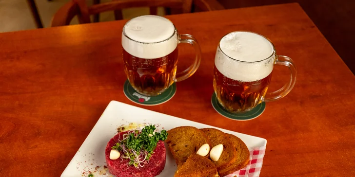 Namíchaný hovězí tatarský biftek s topinkami i se dvěma pivy Pilsner Urquell