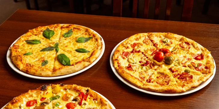 Jedna nebo dvě pizzy o průměru 32 cm podle výběru z 9 druhů