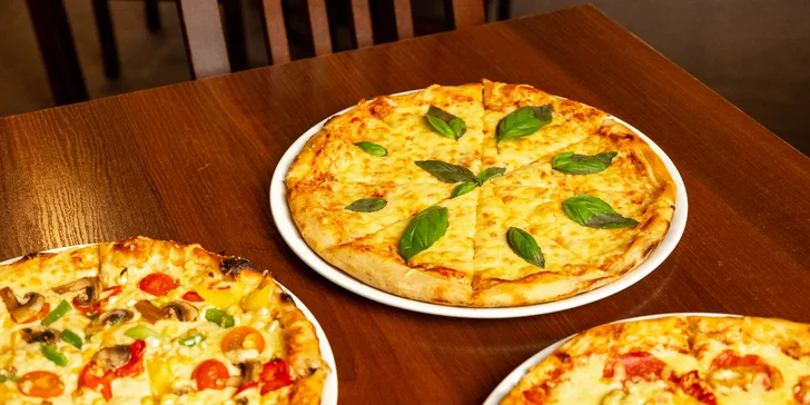 Jedna nebo dvě pizzy o průměru 32 cm podle výběru z 9 druhů