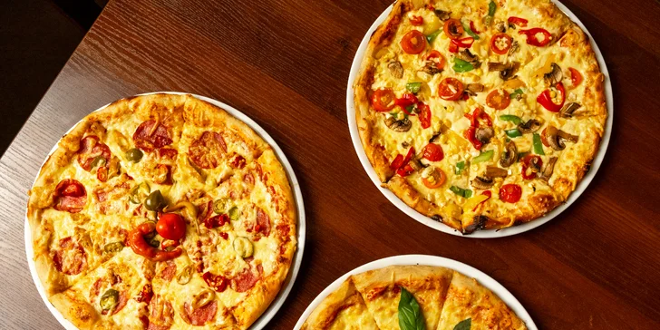 Jedna nebo dvě pizzy o průměru 32 cm podle výběru z 9 druhů