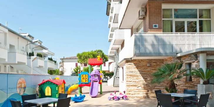 Letní dovolená v Itálii: hotel u pláže, bazén a plná penze s nápoji