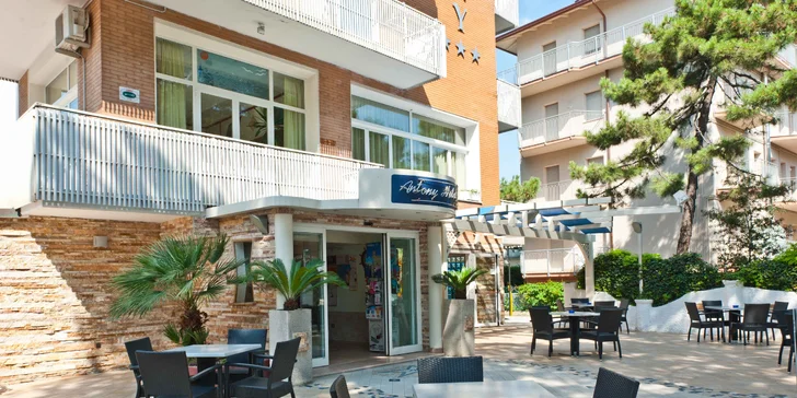 Letní dovolená v Itálii: hotel u pláže, bazén a plná penze s nápoji