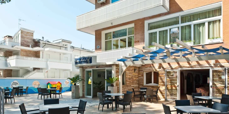 Letní dovolená v Itálii: hotel u pláže, bazén a plná penze s nápoji
