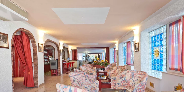 Letní dovolená v Itálii: hotel u pláže, bazén a plná penze s nápoji
