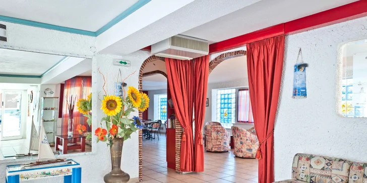 Letní dovolená v Itálii: hotel u pláže, bazén a plná penze s nápoji
