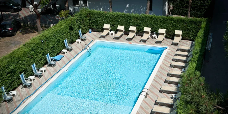 Letní dovolená v Itálii: hotel u pláže, bazén a plná penze s nápoji