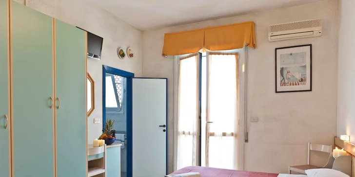 Letní dovolená v Itálii: hotel u pláže, bazén a plná penze s nápoji