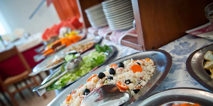 Letní dovolená v Itálii: hotel u pláže, bazén a plná penze s nápoji