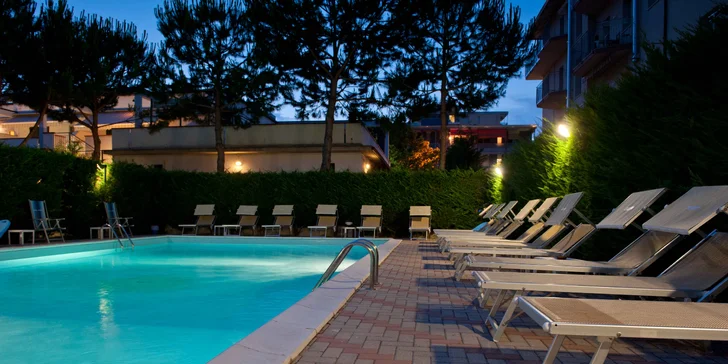 Letní dovolená v Itálii: hotel u pláže, bazén a plná penze s nápoji