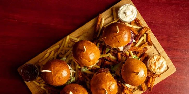 Speciální nabídka pro dva: 6 miniburgerů, dvoje hranolky a domácí dipy