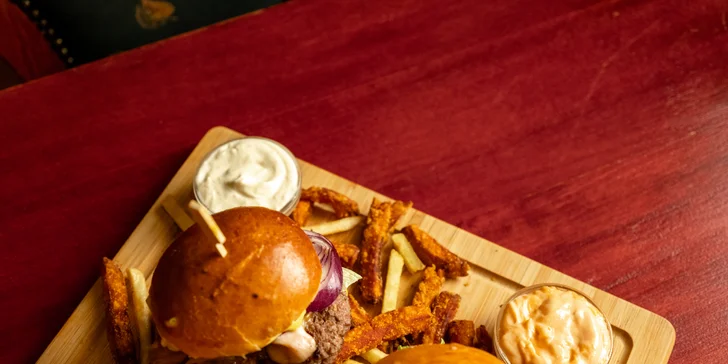 Speciální nabídka pro dva: 6 miniburgerů, dvoje hranolky a domácí dipy