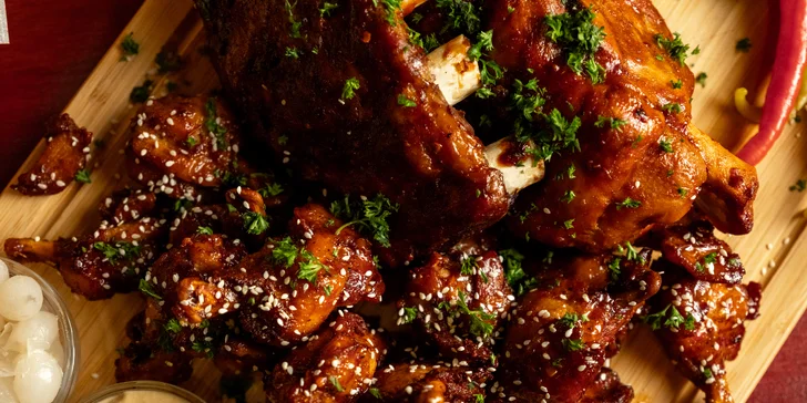 Kuřecí křídla, koleno a BBQ žebra o váze 2,25 kg a spousta příloh