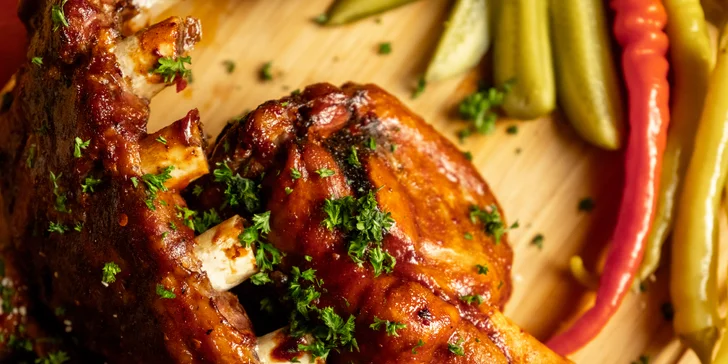 Kuřecí křídla, koleno a BBQ žebra o váze 2,25 kg a spousta příloh
