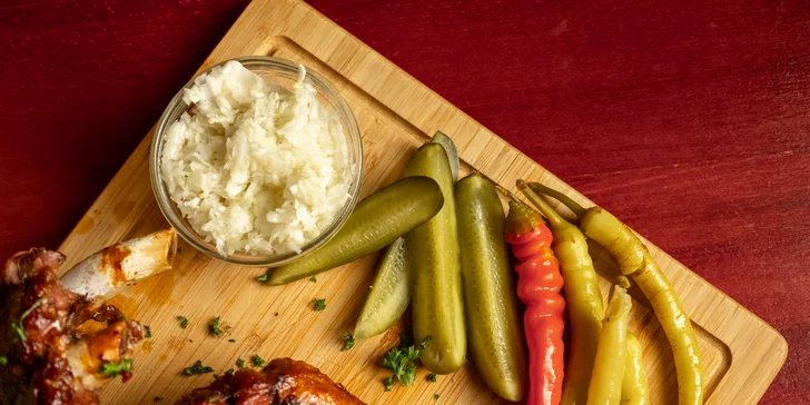 Kuřecí křídla, koleno a BBQ žebra o váze 2,25 kg a spousta příloh