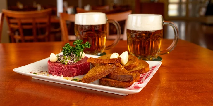 Namíchaný hovězí tatarský biftek s topinkami i se dvěma pivy Pilsner Urquell