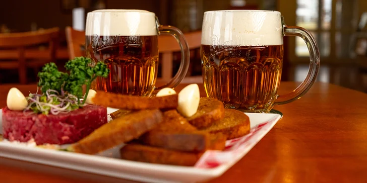 Namíchaný hovězí tatarský biftek s topinkami i se dvěma pivy Pilsner Urquell