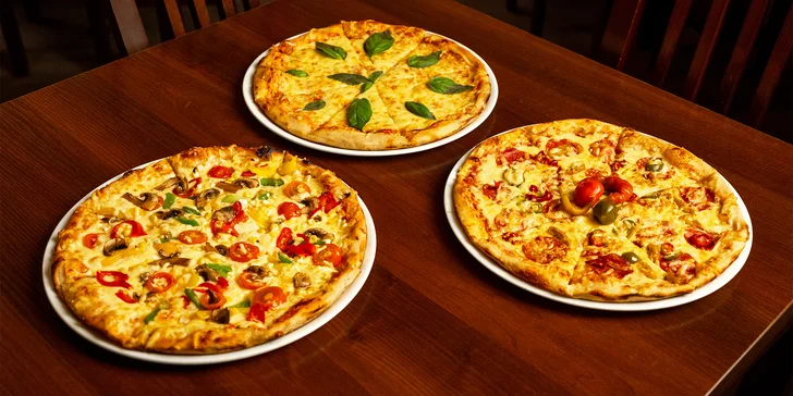 Jedna nebo dvě pizzy o průměru 32 cm podle výběru z 9 druhů