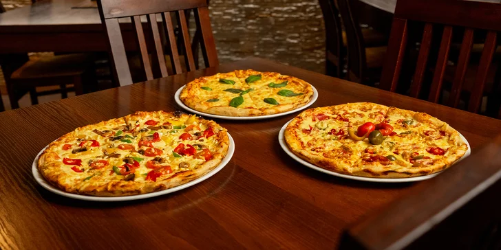 Jedna nebo dvě pizzy o průměru 32 cm podle výběru z 9 druhů