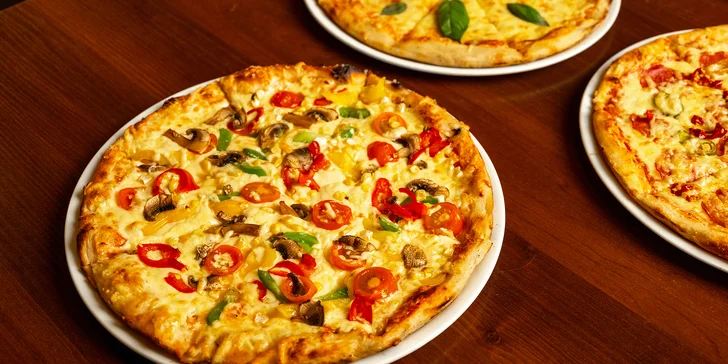 Jedna nebo dvě pizzy o průměru 32 cm podle výběru z 9 druhů