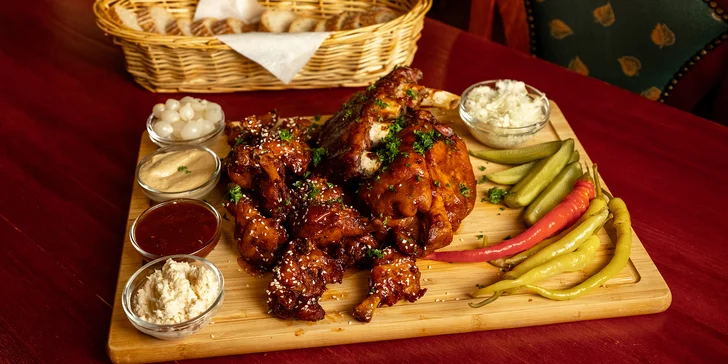 Kuřecí křídla, koleno a BBQ žebra o váze 2,25 kg a spousta příloh