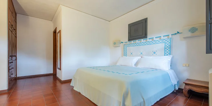Sardinie: hotel v romantickém zálivu Cala Moresca, bazény, polopenze i možnost spa