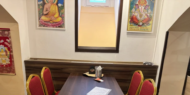 Indicko-nepálské menu pro 2-4 osoby: předkrm, kuřecí či vege speciality a dezert