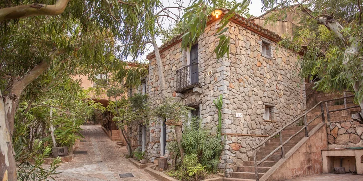 Sardinie: hotel v romantickém zálivu Cala Moresca, bazény, polopenze i možnost spa