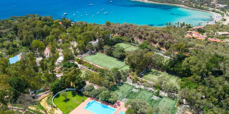 Sardinie: hotel v romantickém zálivu Cala Moresca, bazény, polopenze i možnost spa