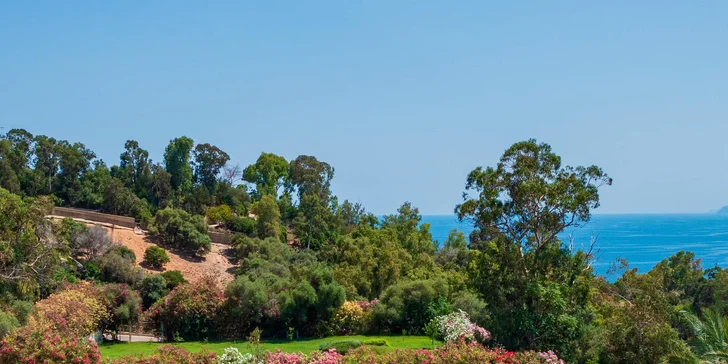 Sardinie: hotel v romantickém zálivu Cala Moresca, bazény, polopenze i možnost spa