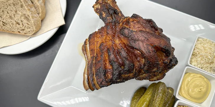 1,4 kg vepřového kolene nebo variace 6 miniburgerů s hranolky