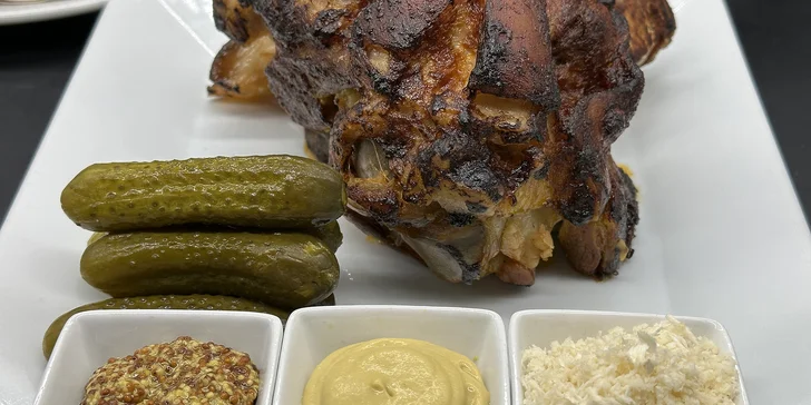 1,4 kg vepřového kolene nebo variace 6 miniburgerů s hranolky