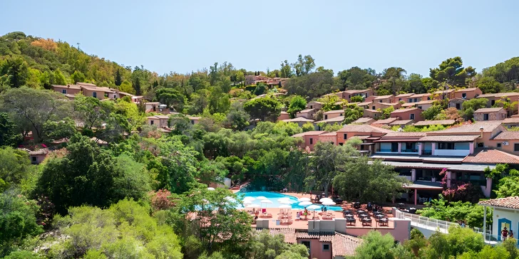 Sardinie: hotel v romantickém zálivu Cala Moresca, bazény, polopenze i možnost spa