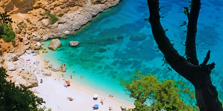 Sardinie: hotel v romantickém zálivu Cala Moresca, bazény, polopenze i možnost spa