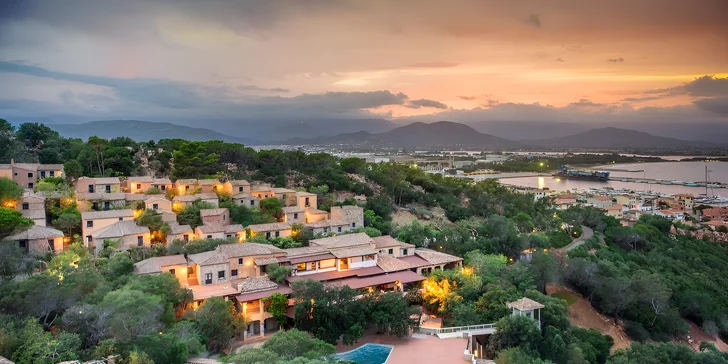 Sardinie: hotel v romantickém zálivu Cala Moresca, bazény, polopenze i možnost spa